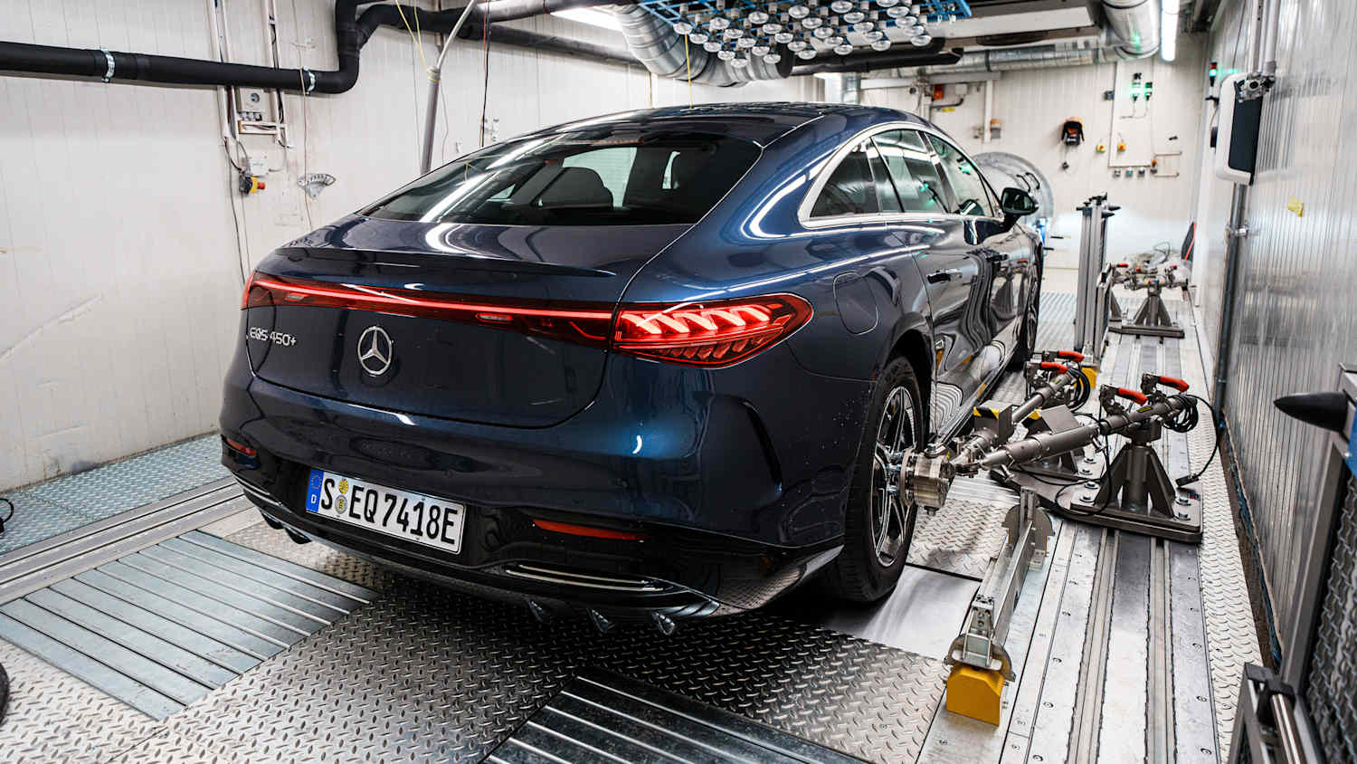 Der Mercedes EQS 450 auf dem ADAC Rollenprüfstand