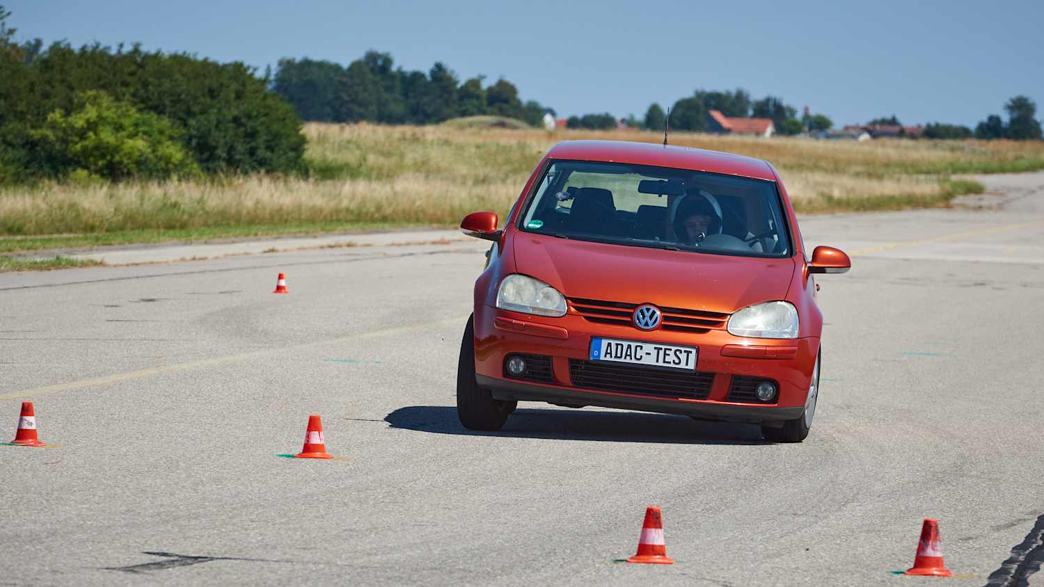 Ein Auto fährt auf dem ADAC Gelände im Test zum Thema Reifen Transport