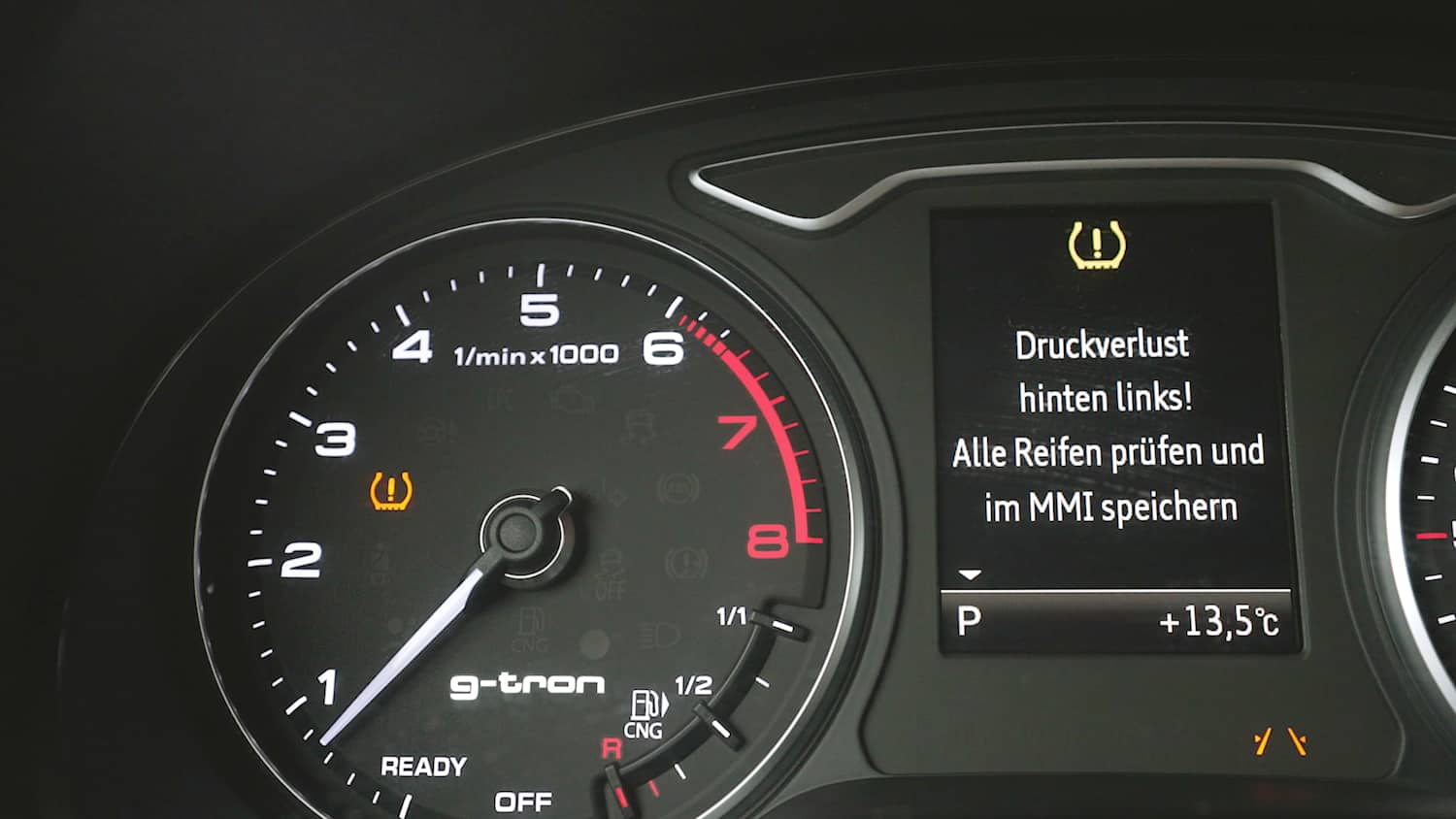 Anzeige Reifendruck im Cockpit eines Autos
