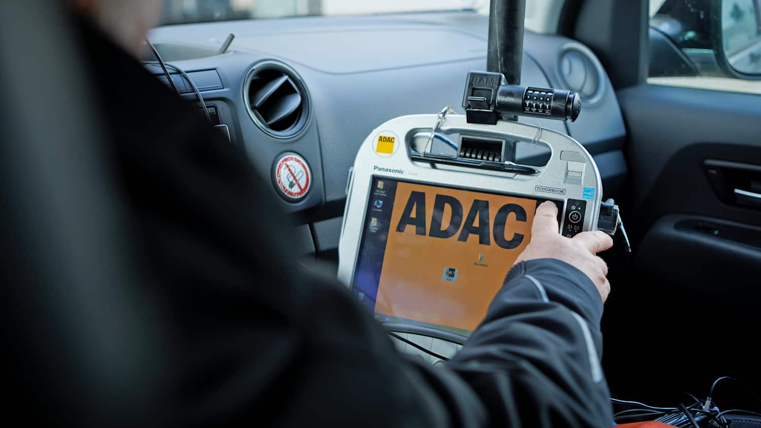 Tablet zum Test im Auto während des Reifentests für Anhänger