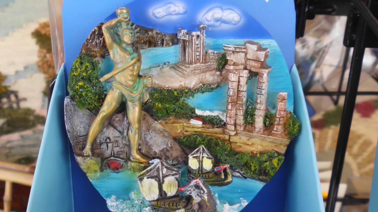 Ein Keramikteller als Souvenir mit einer Abbildung des Koloss von Rhodos