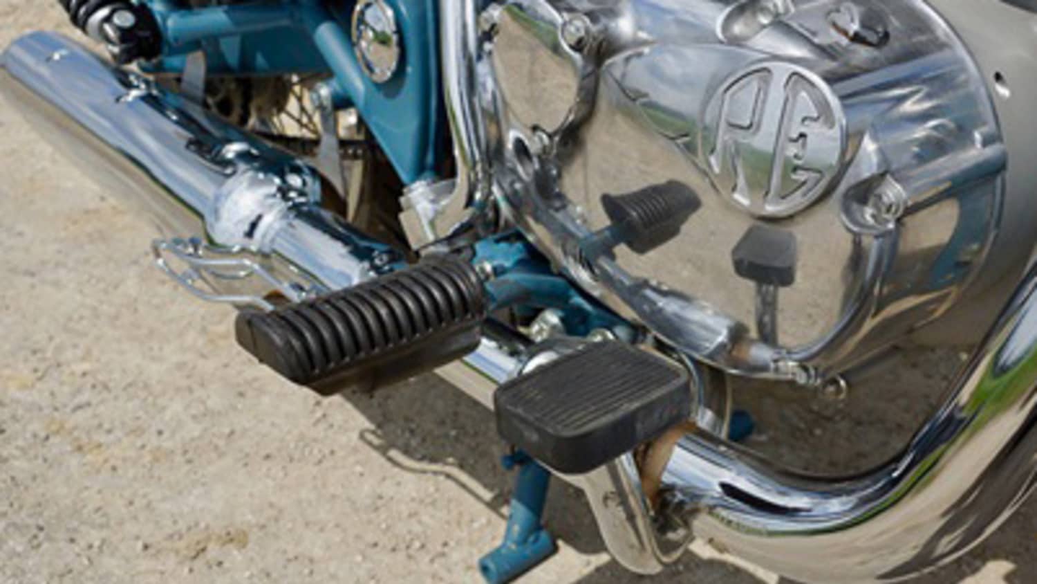 Die Pedale einer Royal Enfield Classic 500