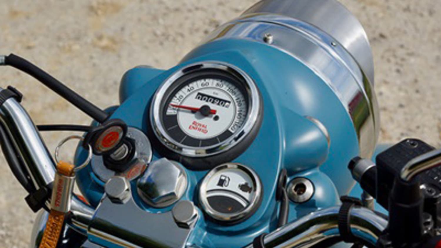 Die Armatur einer Royal Enfield Classic 500