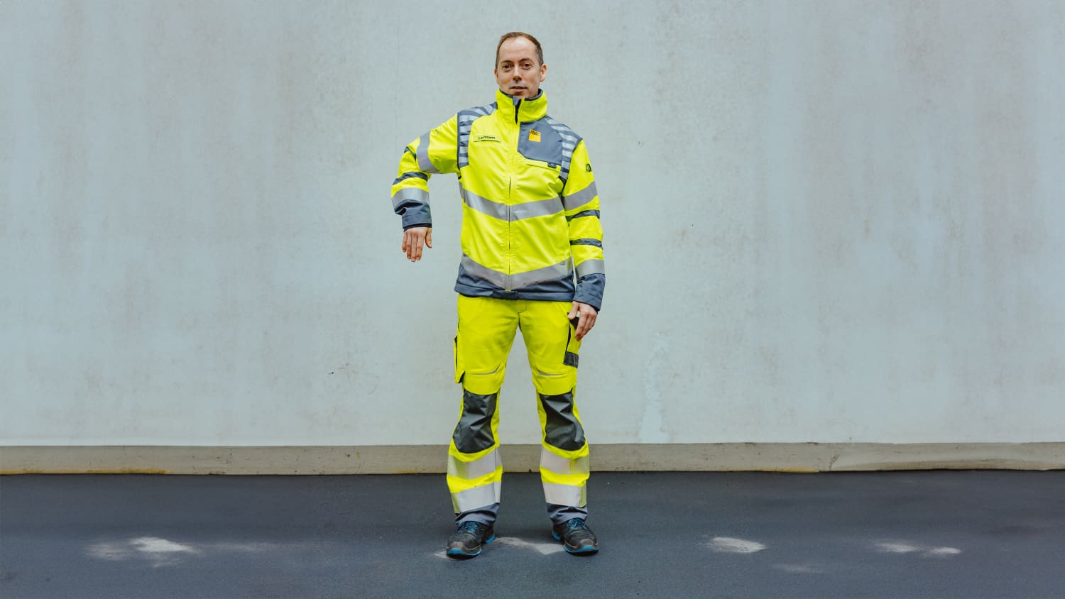 ADAC Straßenwachtfahrer Marko Lachmann zeigt eine Übung zur Prävention von Rückenschmerzen auf langen Autofahrten