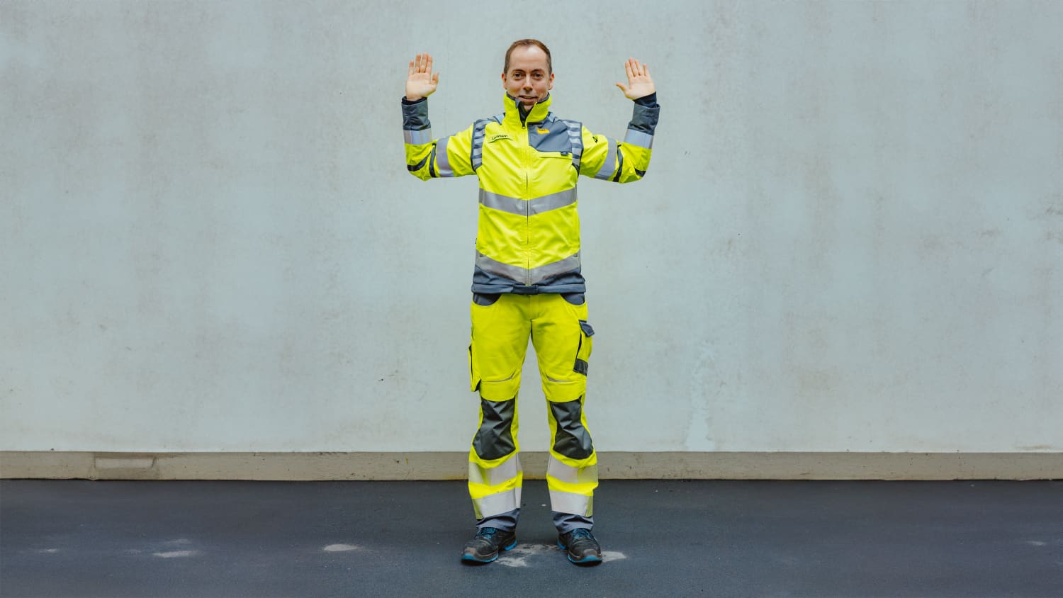 ADAC Straßenwachtfahrer Marko Lachmann zeigt eine Übung zur Prävention von Rückenschmerzen auf langen Autofahrten