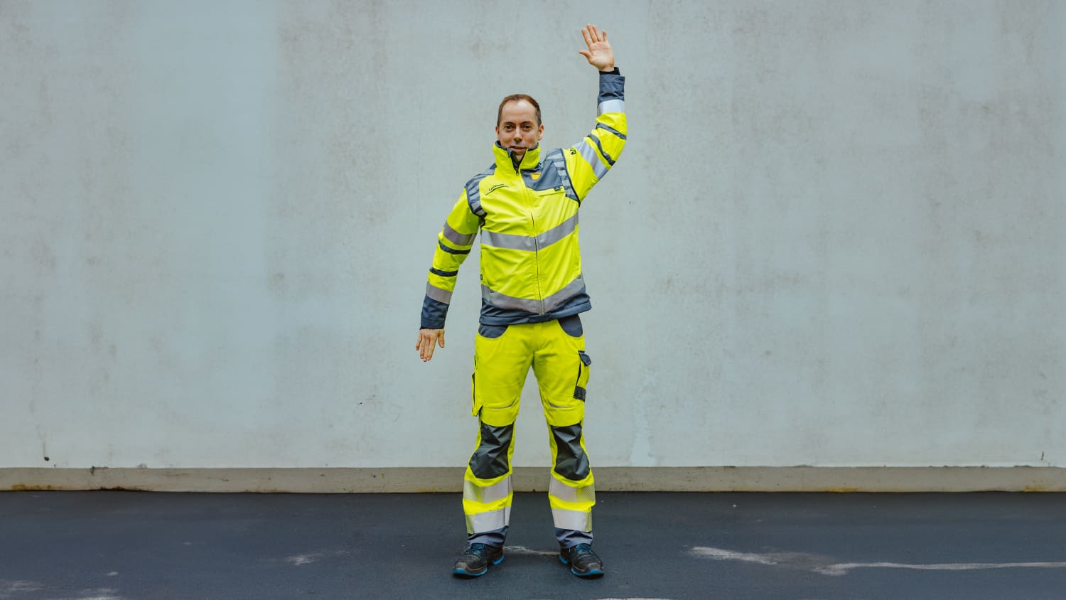 ADAC Straßenwachtfahrer Marko Lachmann zeigt eine Übung zur Prävention von Rückenschmerzen auf langen Autofahrten