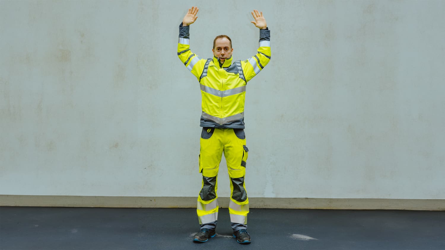 ADAC Straßenwachtfahrer Marko Lachmann zeigt eine Übung zur Prävention von Rückenschmerzen auf langen Autofahrten