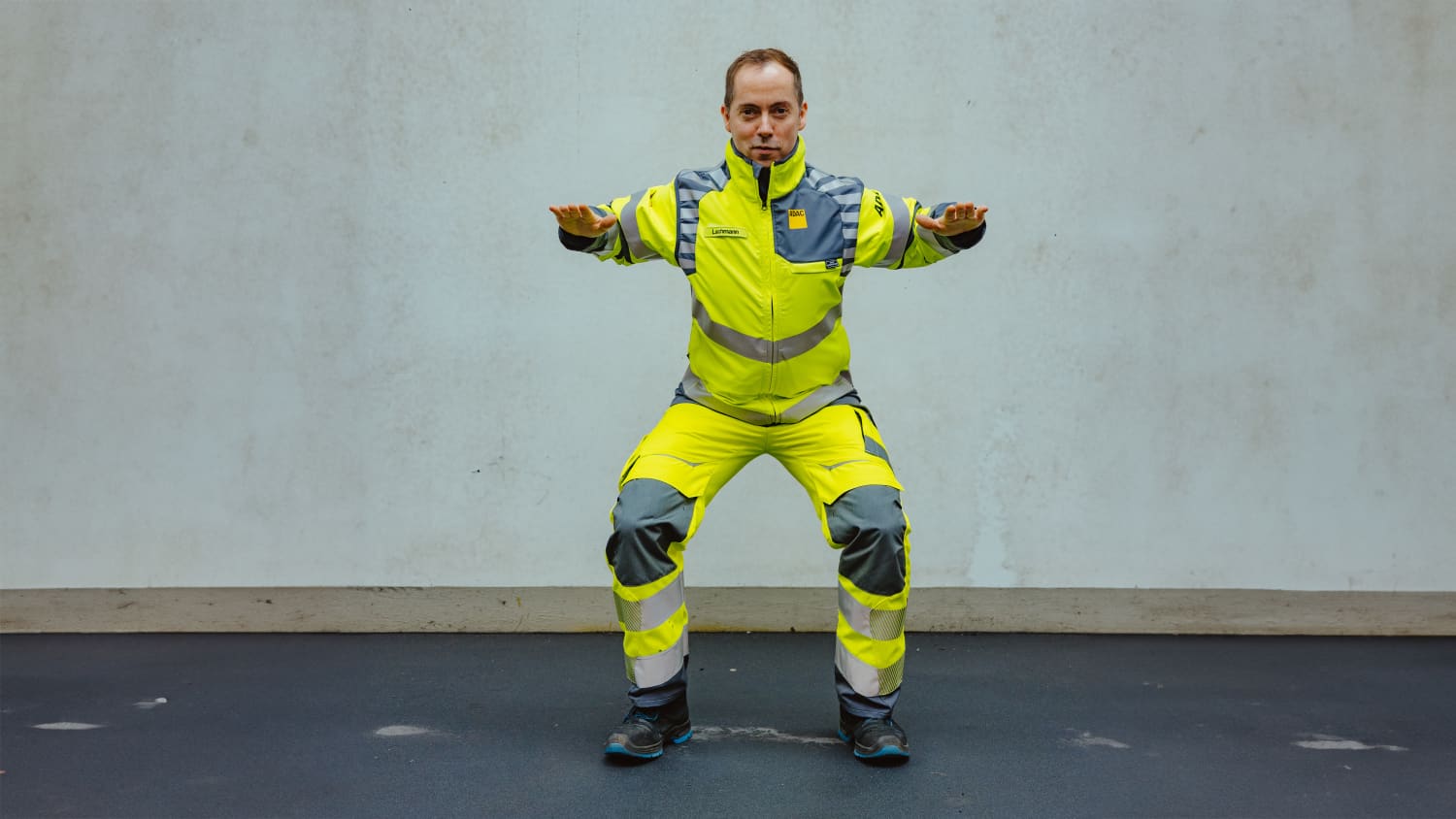 ADAC Straßenwachtfahrer Marko Lachmann zeigt eine Übung zur Prävention von Rückenschmerzen auf langen Autofahrten