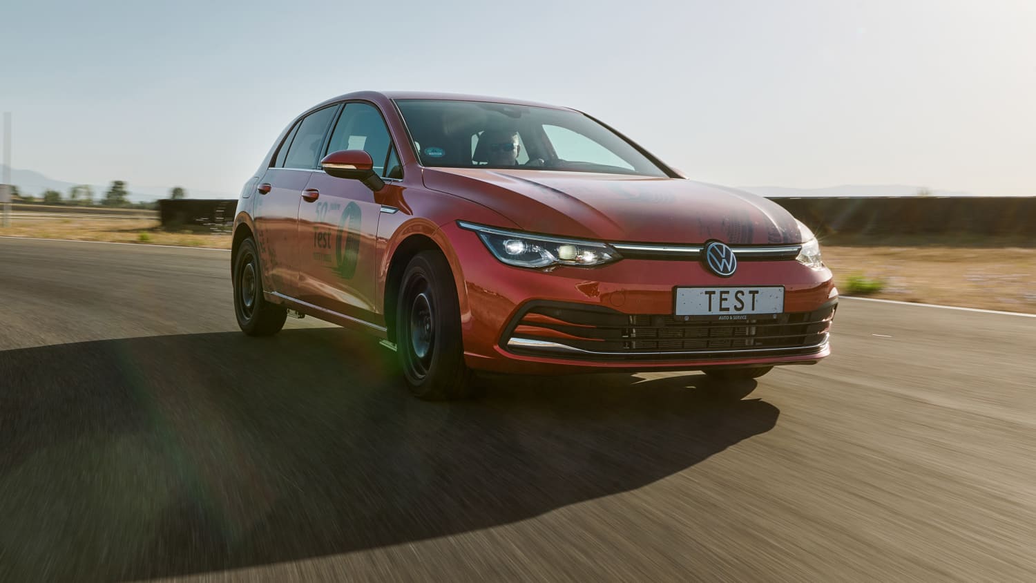 VW Golf auf der Teststrecke beim Sommerreifentest 2023