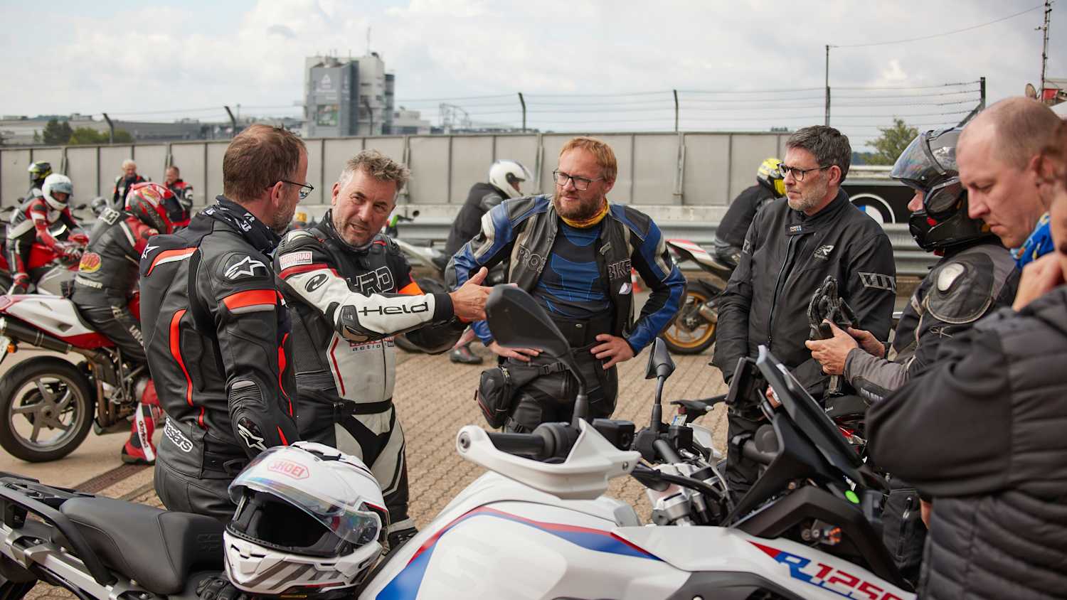 Motorradfahrer unterhalten sich bei der Motorrad Safety League