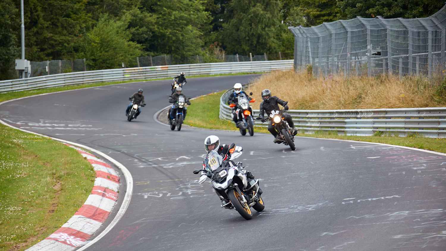 Motorradfahrer fahren auf einer Rennstrecke während der Motorrad Safety League