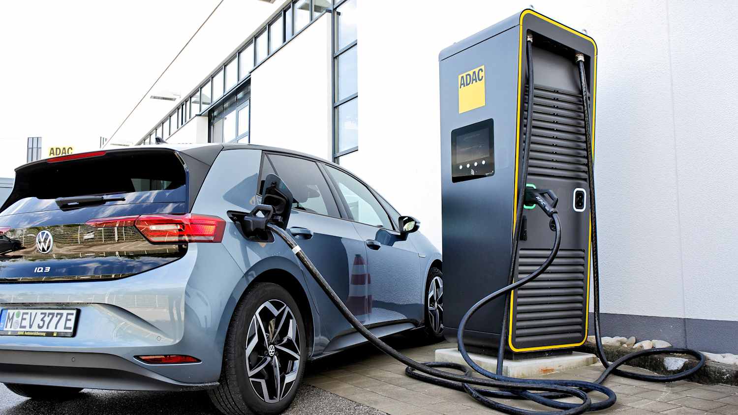 Ein Auto steht an einer ADAC Schnellladesäule