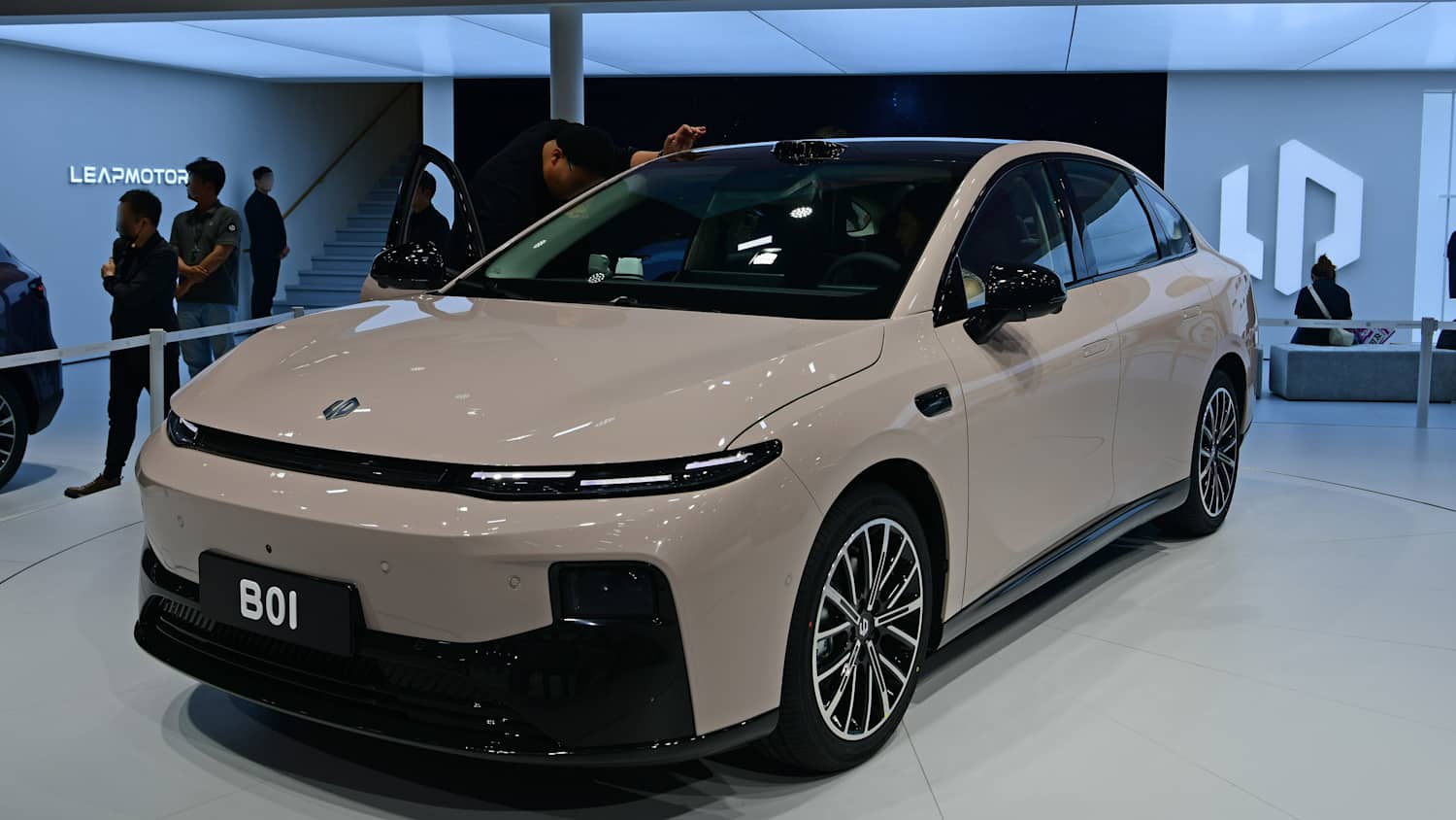 Frontansicht eines Leapmotor B01 auf der Shanghai Autoshow
