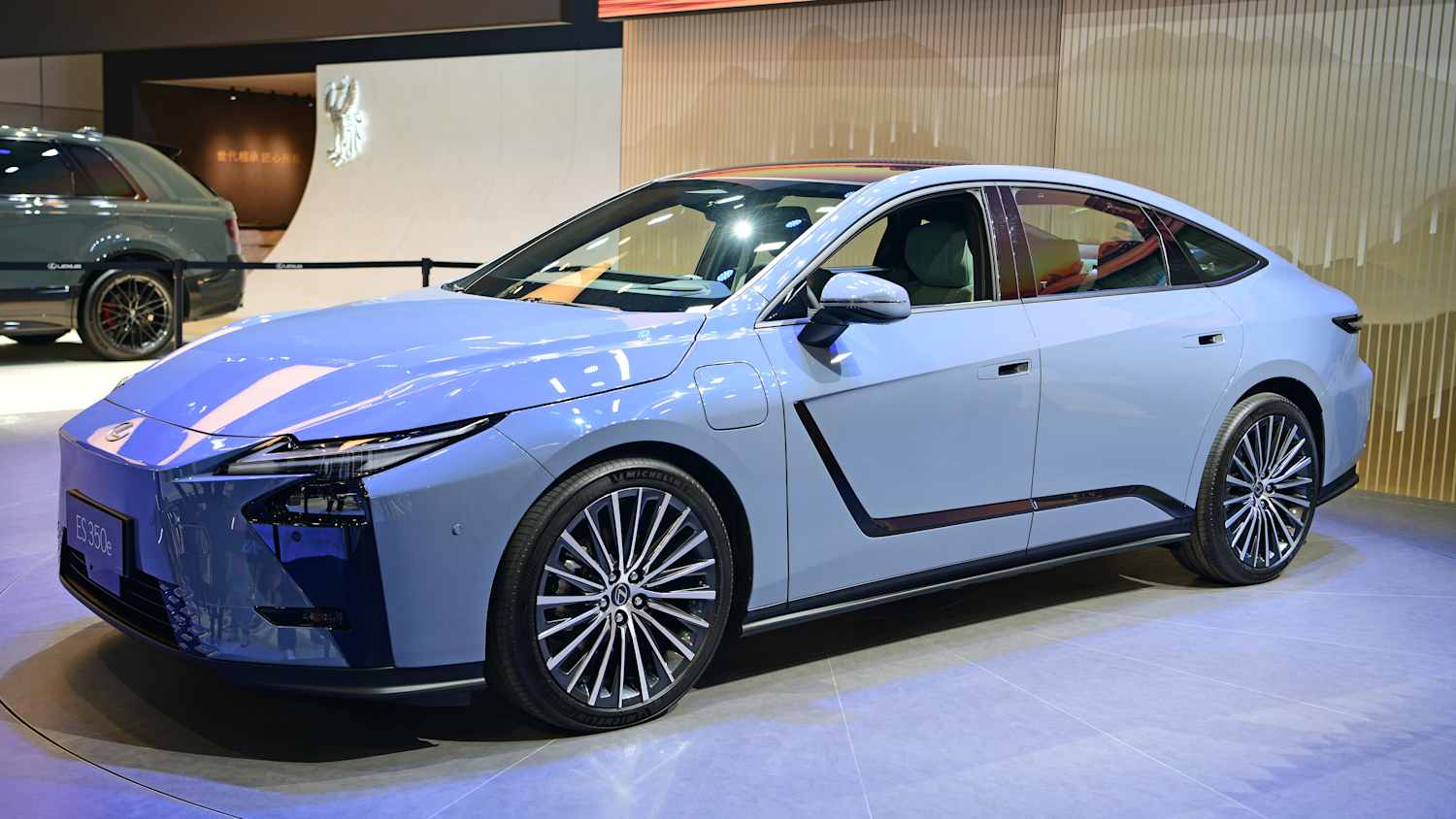 Seitenansicht eines Lexus LS auf der Shanghai Autoshow