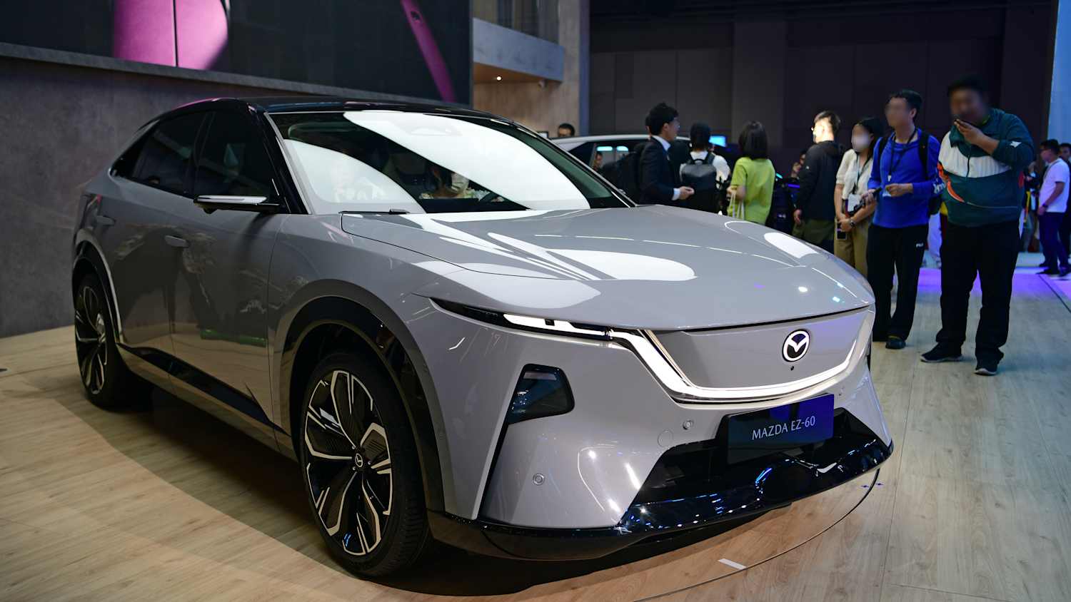 Front und Seitenansicht eines Mazda EZ-60 auf der Shanghai Autoshow