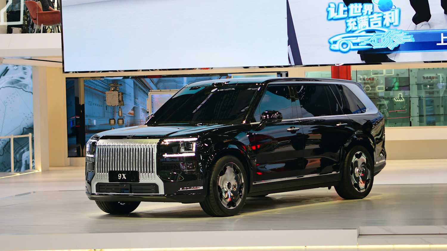 Front und Seitenansicht eines Zeekr 9X auf der Shanghai Autoshow