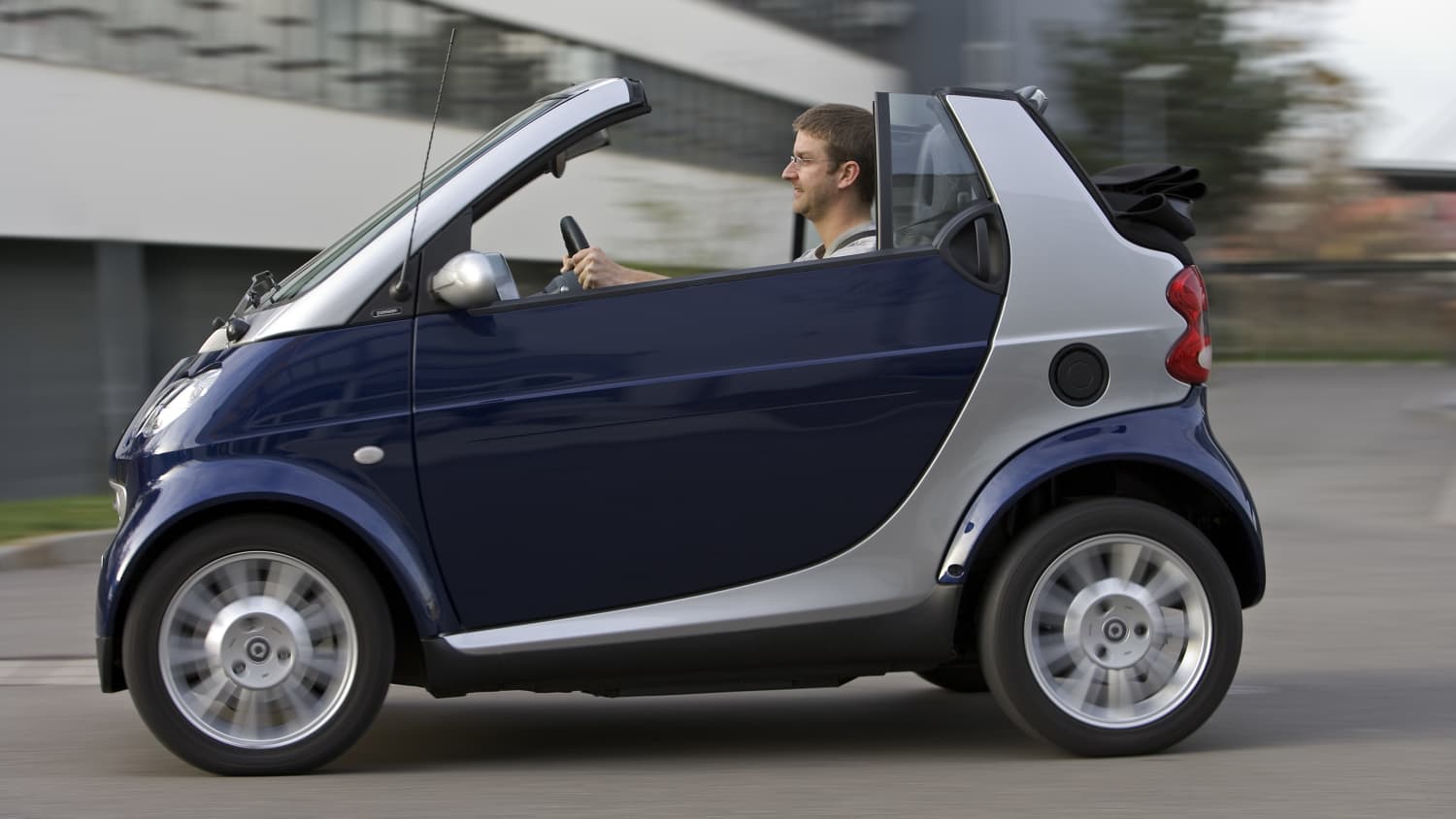 Ein smart fährt auf einer Straße