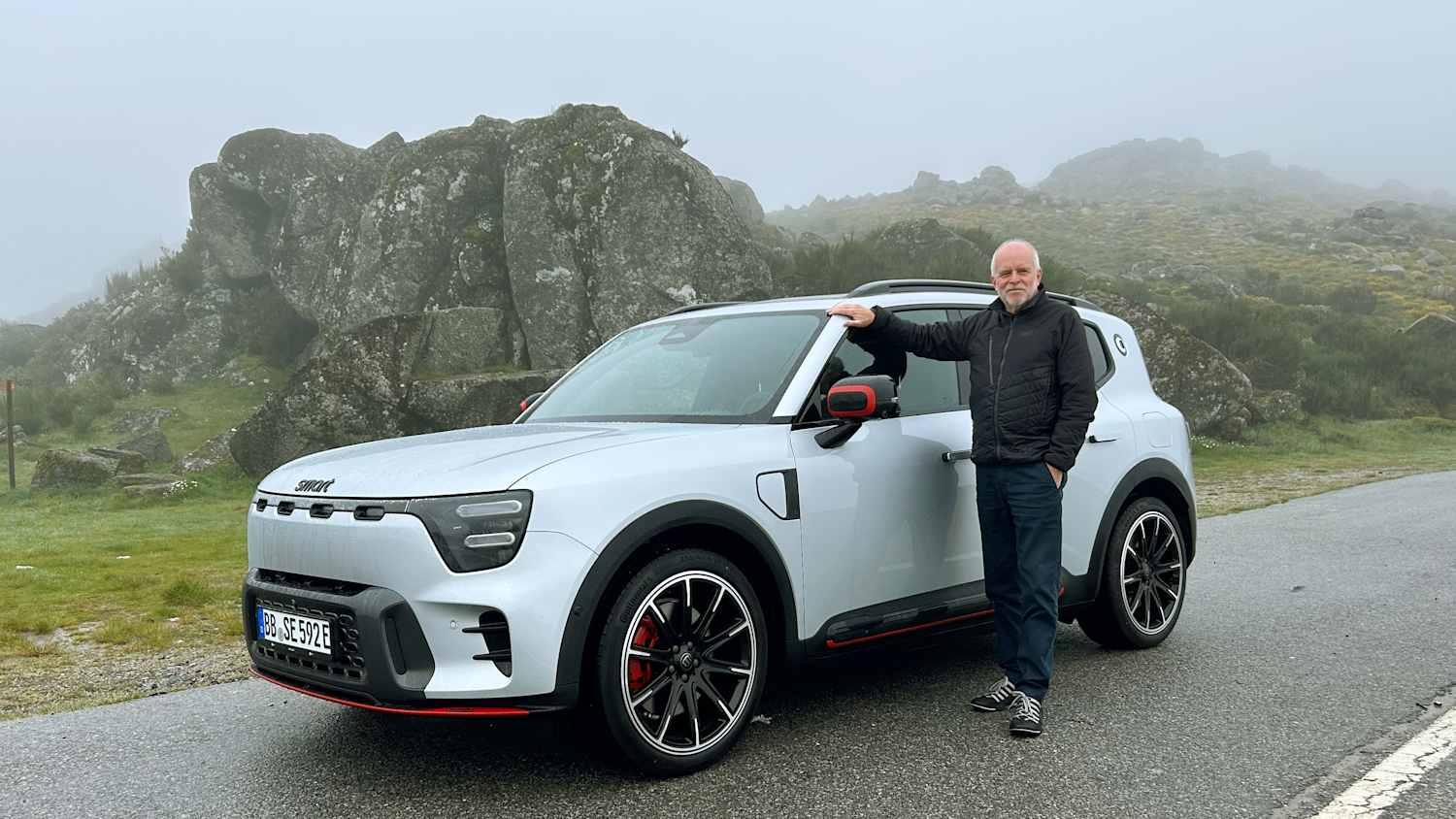 Redakteuer Wolfgang Rudschies steht neben der Fahrerseite des Smart #5