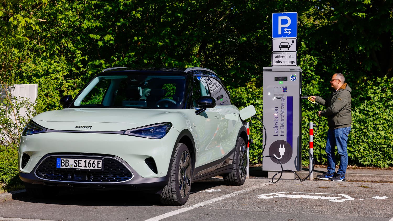 Der Smart #1 steht an einer Ladesäule