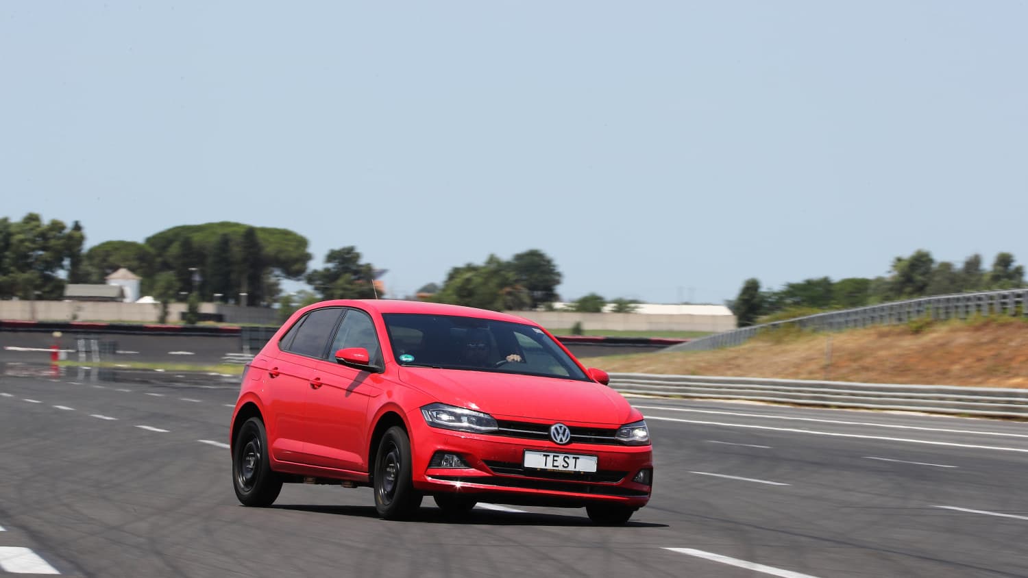 Ein roter VW Polo beim Sommerreifentest 2019