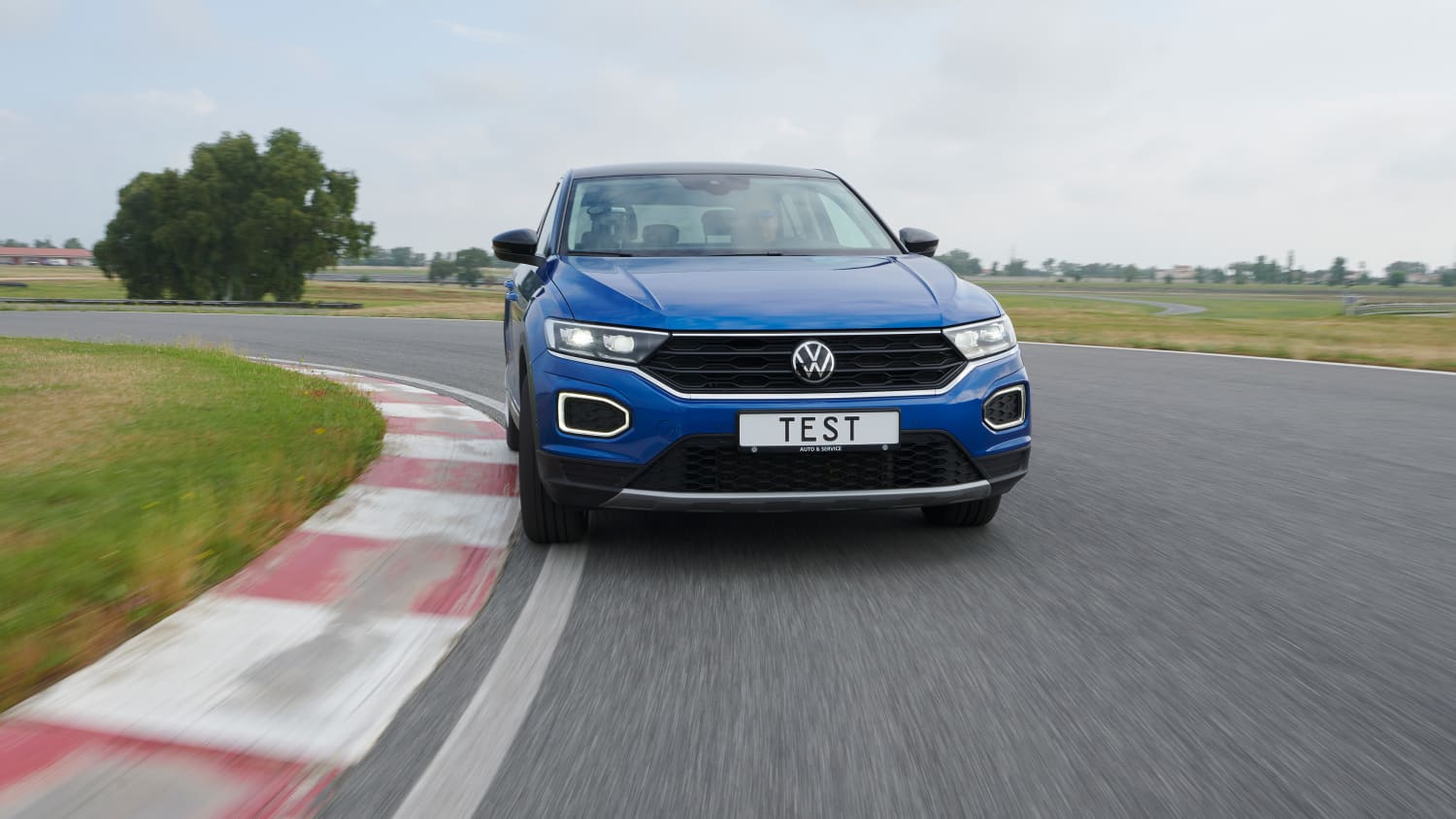 Frontansicht eines fahrenden VW T-Roc