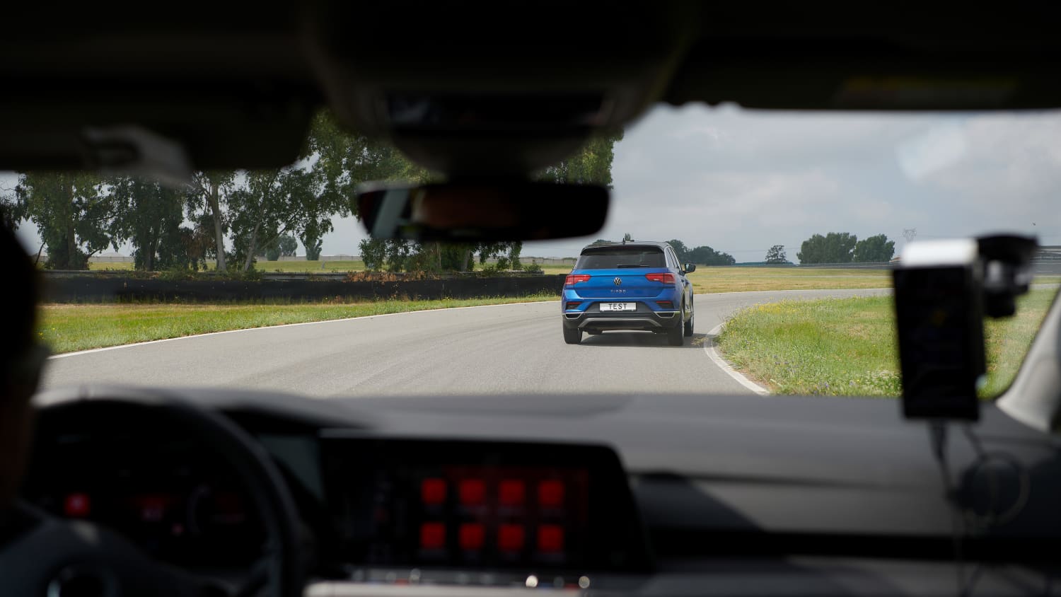 Blick aus der Frontscheibe auf das Heck eines anderen Autos