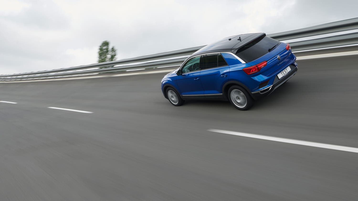 Ein Auto fährt durch eine Steilkurve