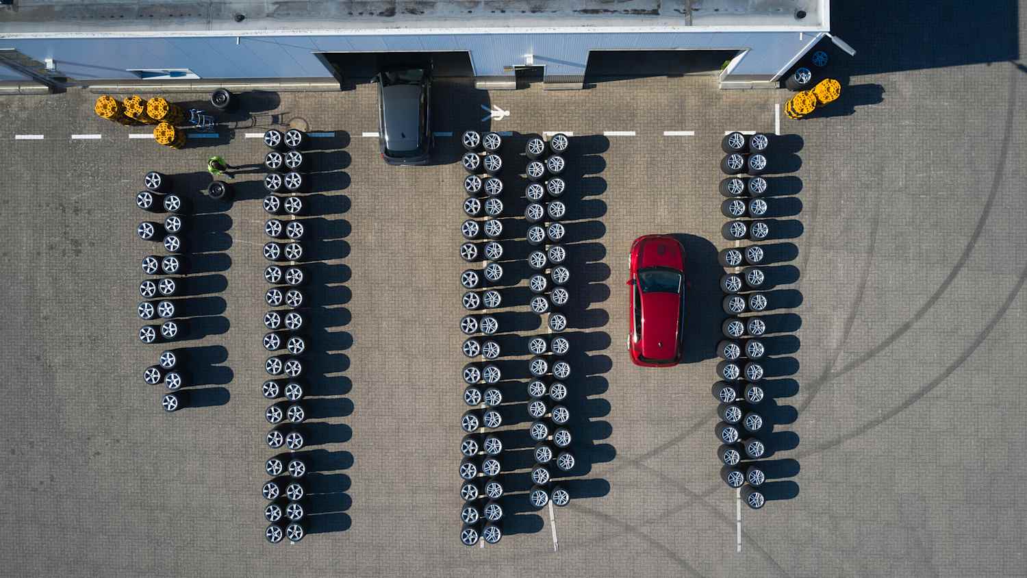 Draufsicht auf einen VW Golf und getestete Reifen während dem ADAC Sommerreifentest 2025