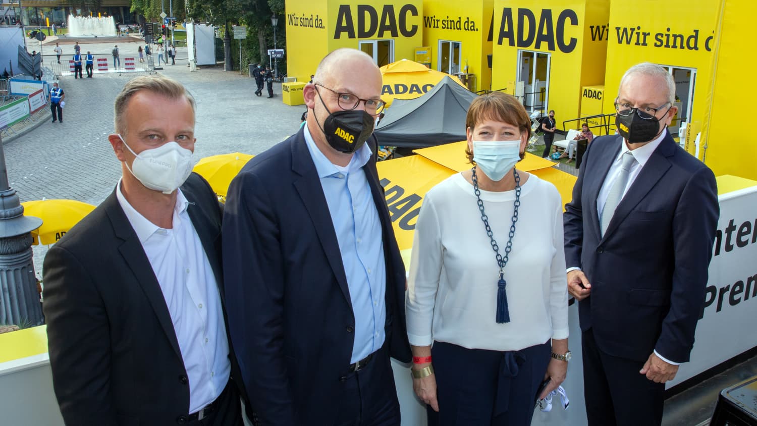 Lars Soutschka , Christoph Walter , VDA Präsidentin Hildegard Müller und Karlheinz Jungbeck beim Treffen am ADAC Messestand zur IAA  in München am Königsplatz