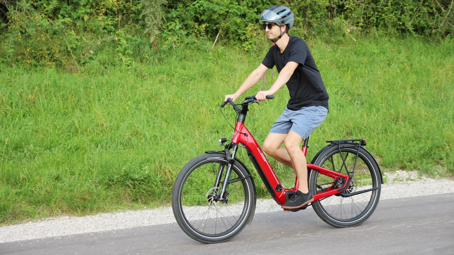 Das Specialized Turbo Como 5.0 E-Bike fahrend fotografiert