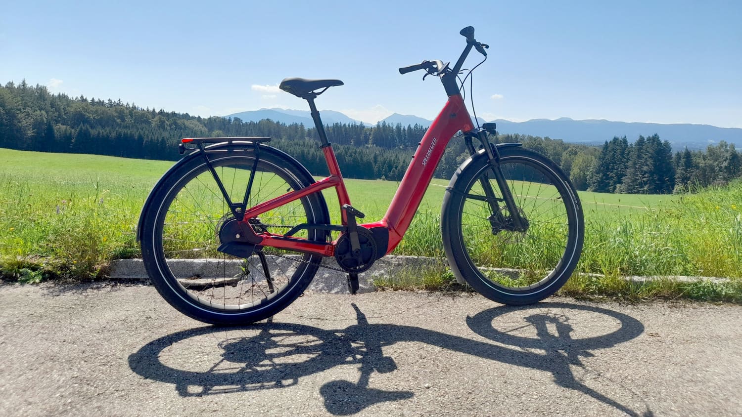 Das Specialized Turbo Como 5.0 E-Bike seitlich stehend fotografiert