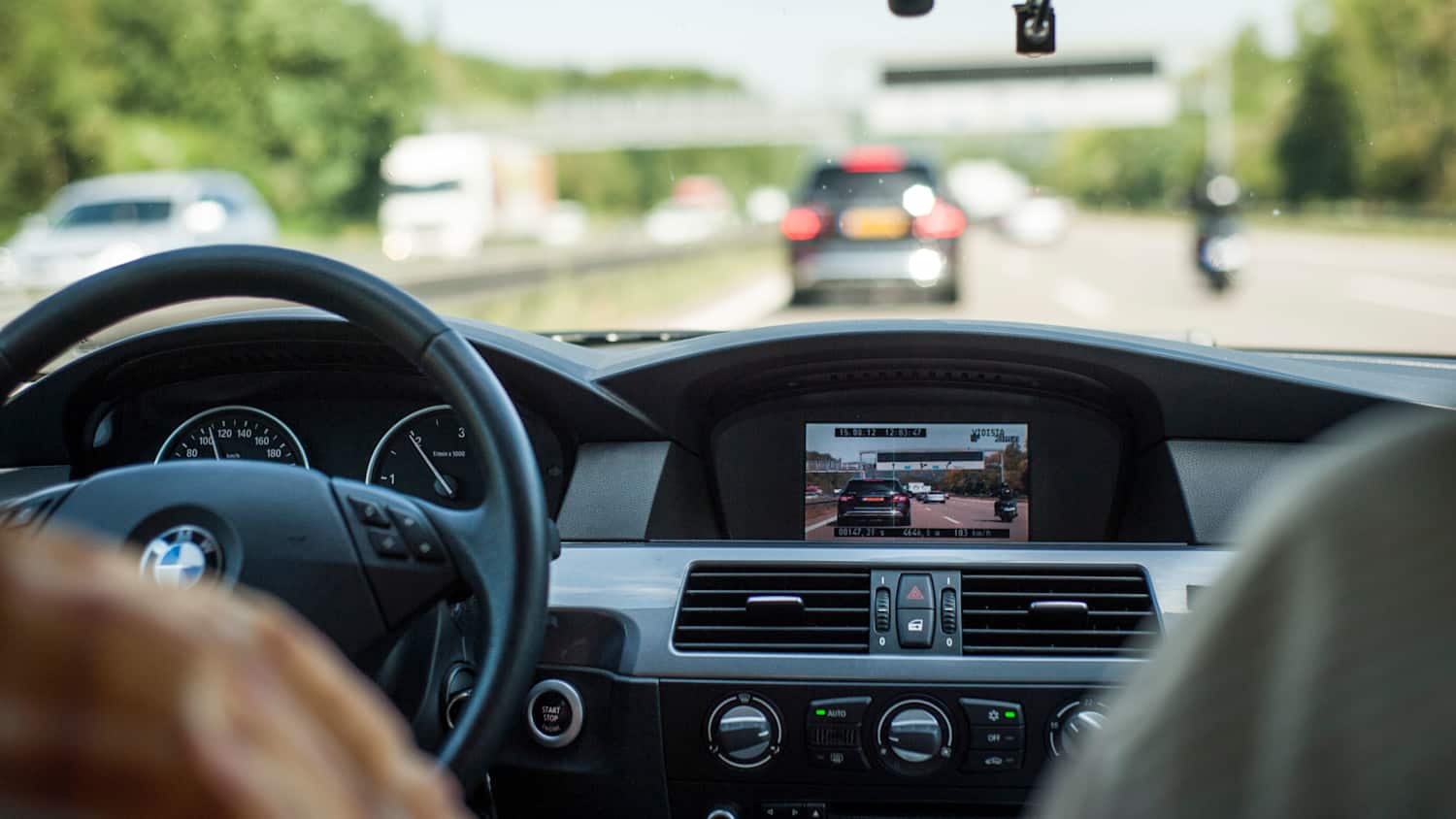 Die Autobahnpolizei fährt einem Raser hinterher