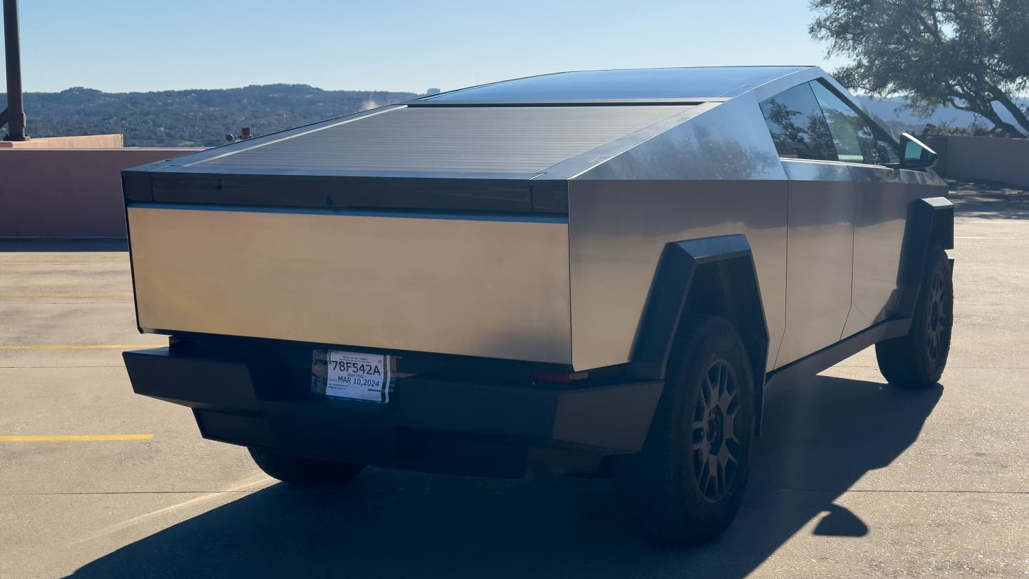 Heckansicht eines stehenden Tesla Cybertruck