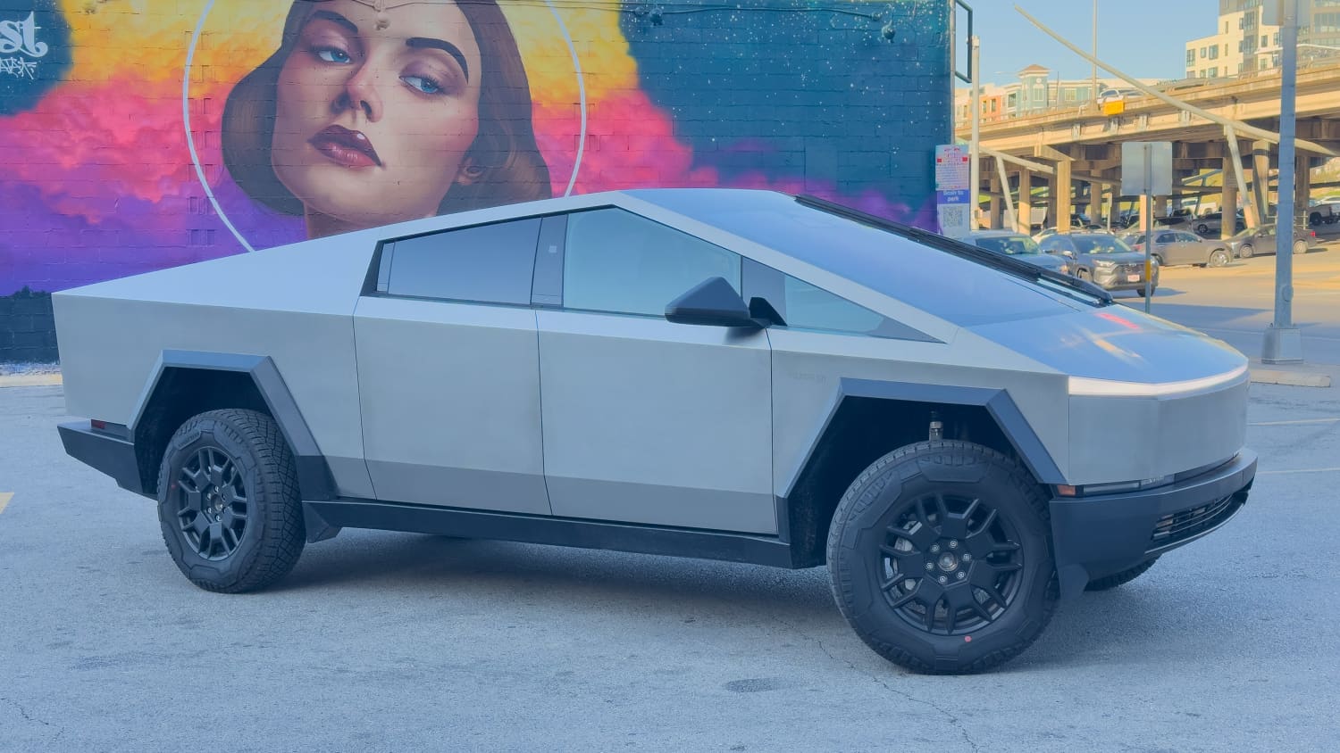 Seitenansicht eines stehenden Tesla Cybertruck