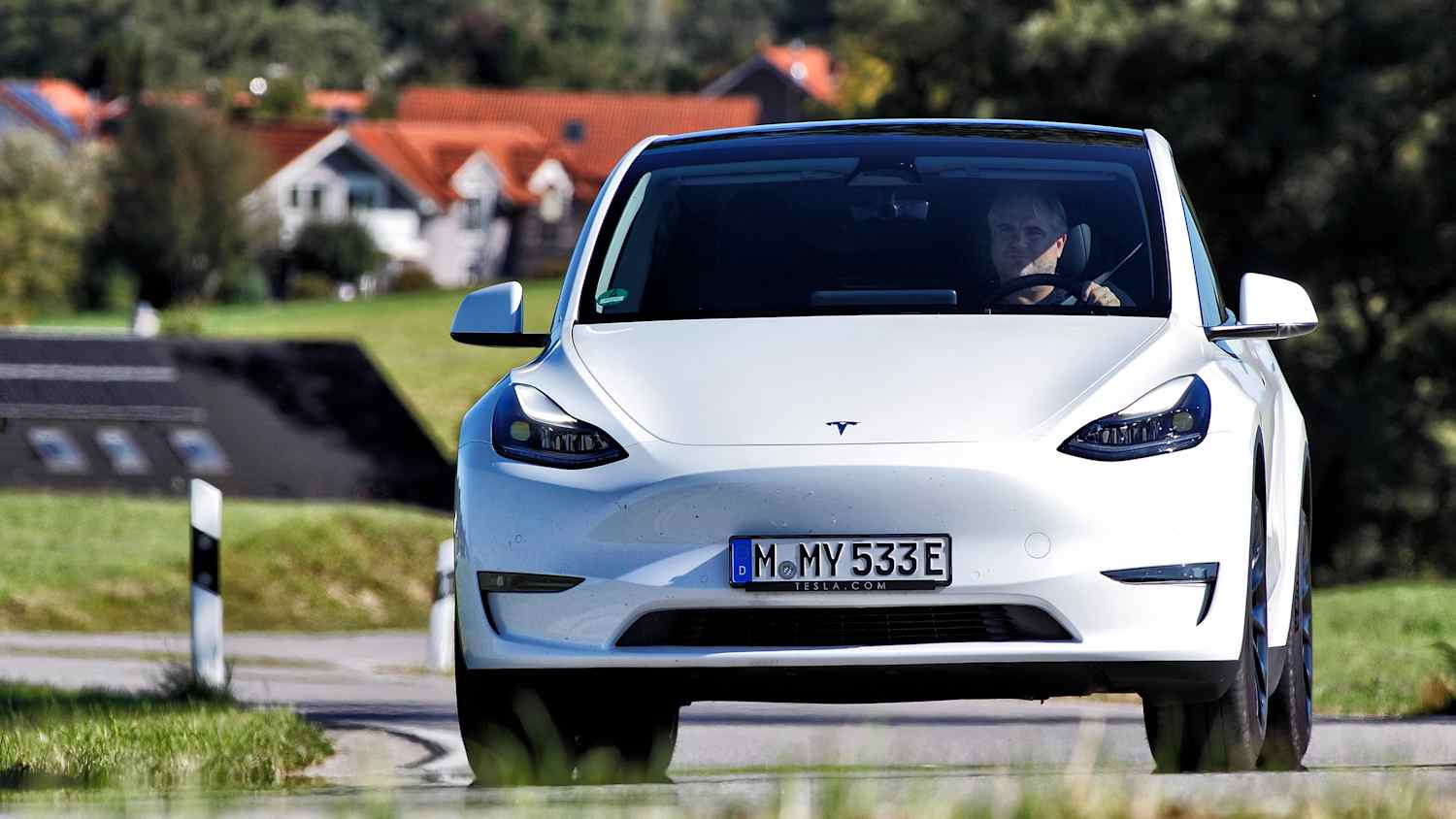 Frontansicht eines fahrenden Tesla Model Y