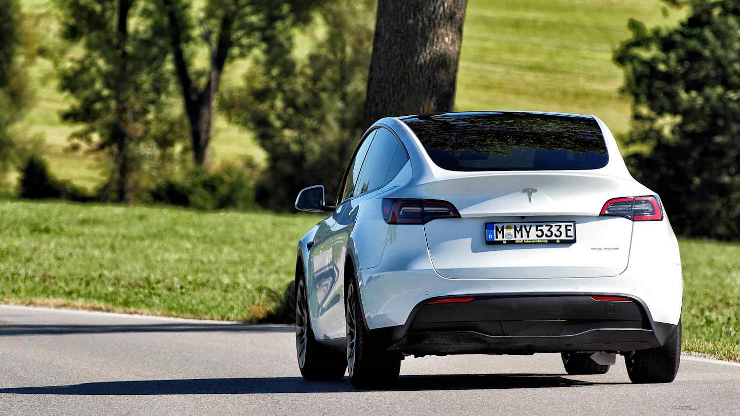 Heckansicht eines fahrenden Tesla Model Y