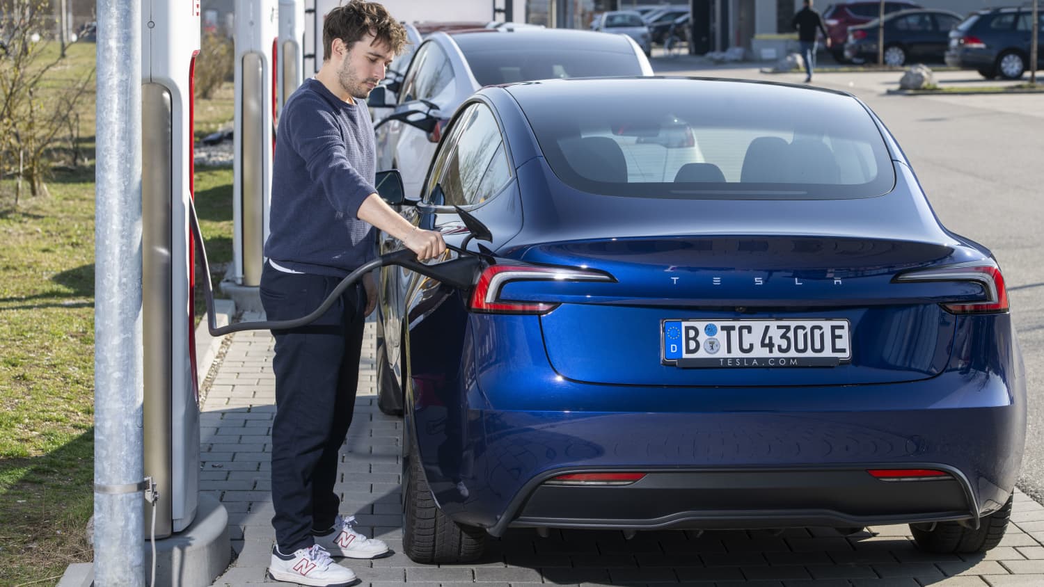 Der neue Tesla Model 3 wird von unserem Autoredakteur an einer Tesla Ladesäule betankt
