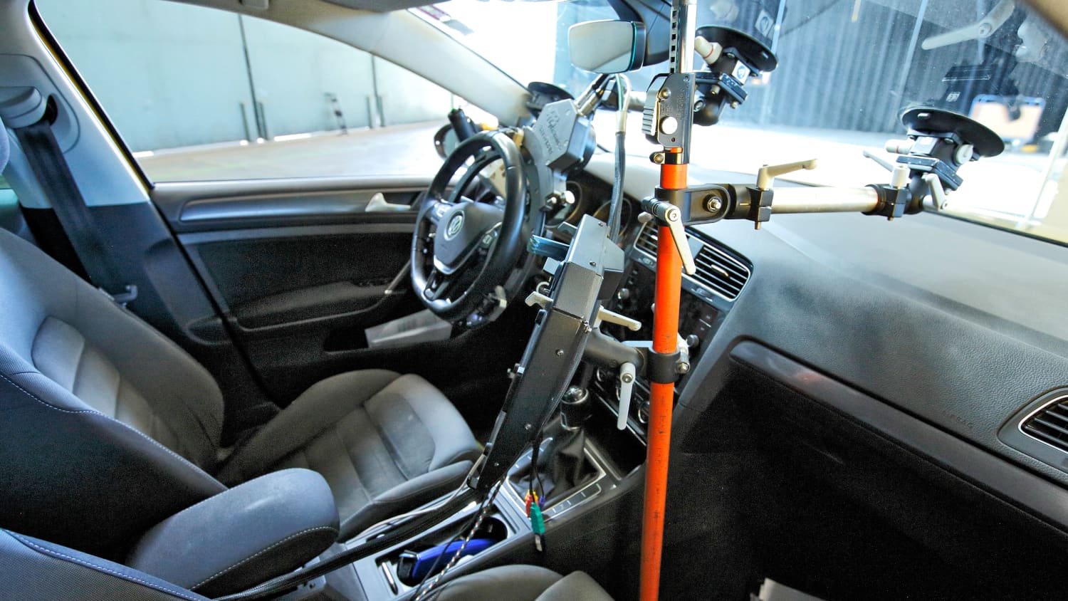 Testtechnik im Auto zum Test von Anhängerstabilisierungssystemen