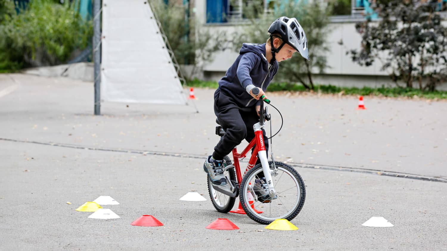 Ein Junge fährt auf seinem 16 Zoll Kinderfahrrad
