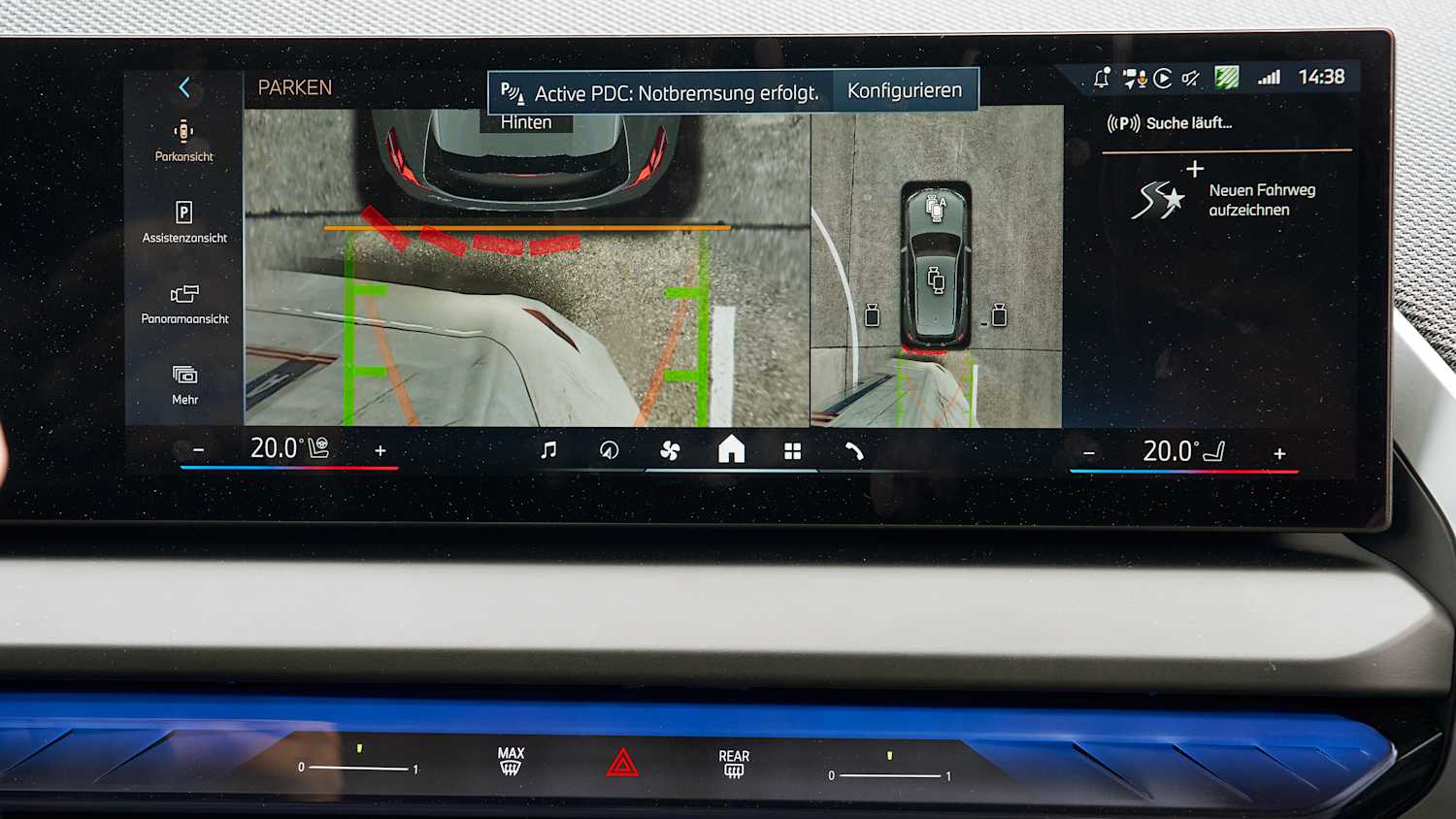 Die Kameraansicht eines Autos im Rückwärtsgang auf dem Display im Auto