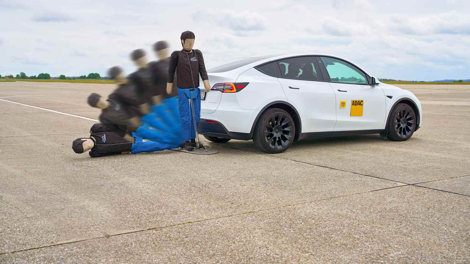 Montage des Fußgängerdummys hinter einem Fahrzeug beim Test der Marktübersicht der Notbremssysteme Rückwärts