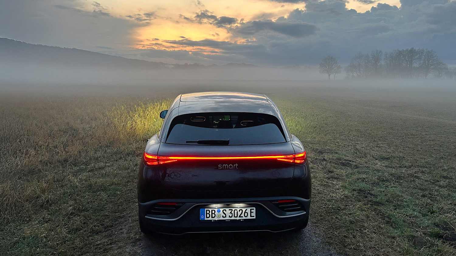 Der neue Smart #3 im ADAC Test, steht auf einem Feld in der Morgendämmerung