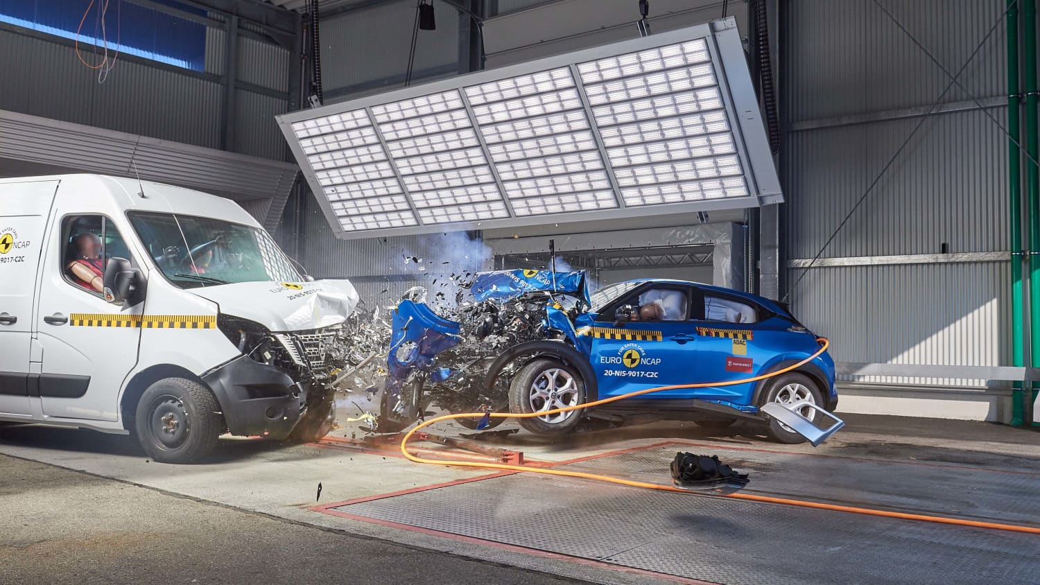 Ein Transporter wird gegen einen PKW gecrashed