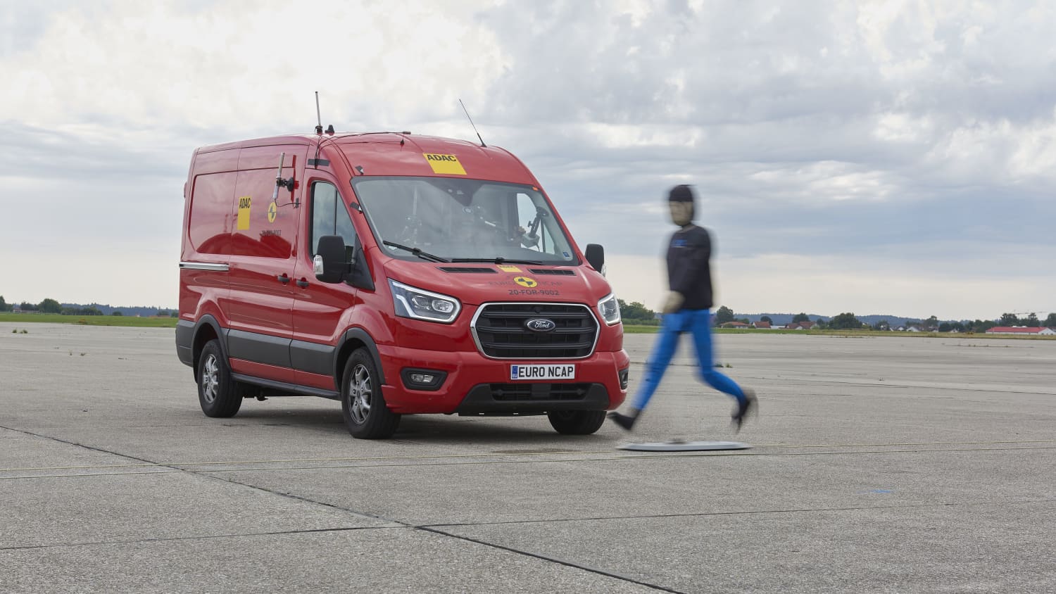 Ein Transporter fährt auf einen Fußgängerdummy zu