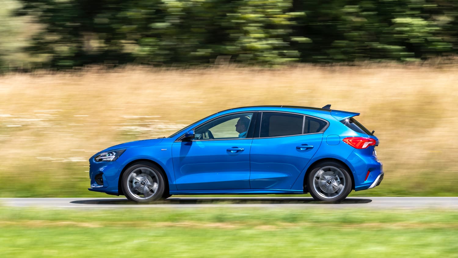 Ein blaues Auto fährt über Land