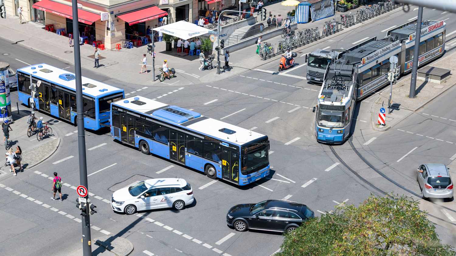 Viel Verkehr an der Münchner Freiheit
