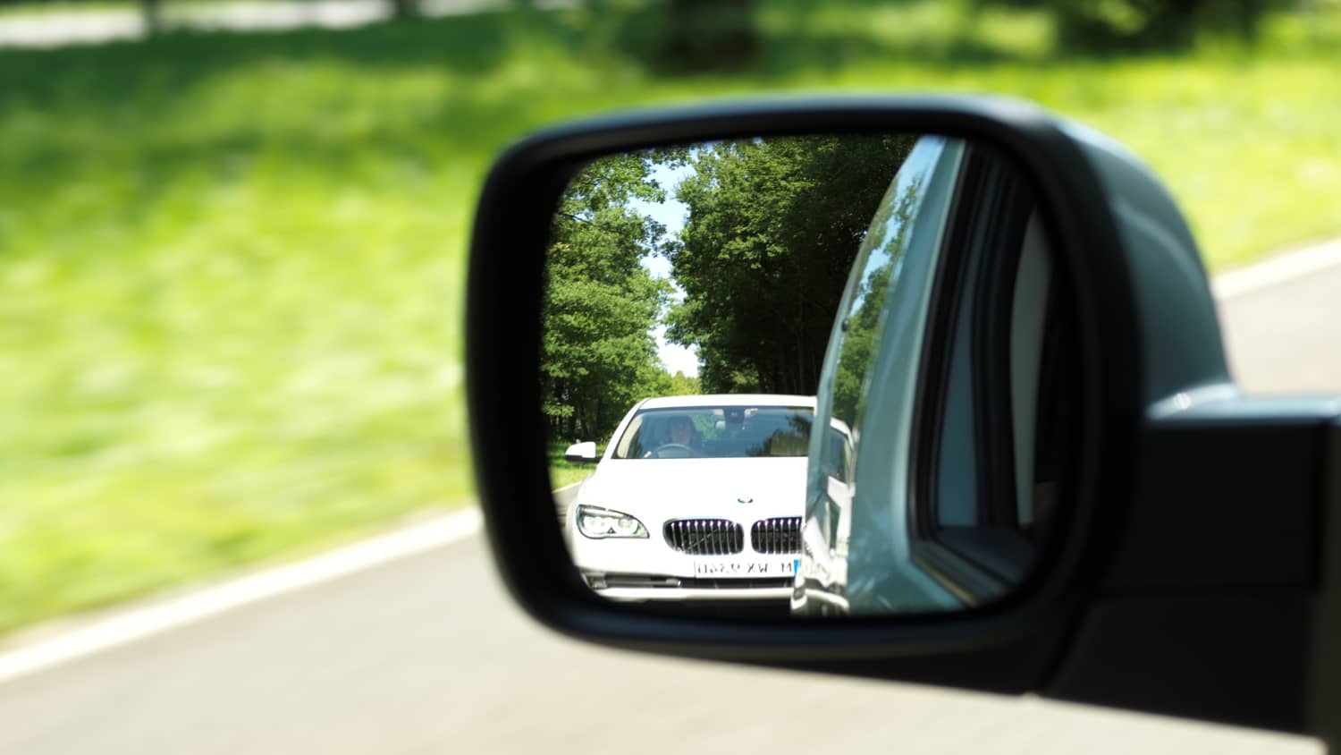 Ein drängler fährt auf der Autobahn ganz nah auf den Vordermann auf