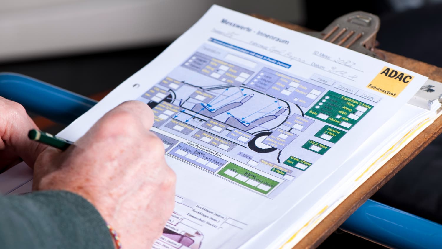 Autodaten werden auf einem Testblatt eingetragen