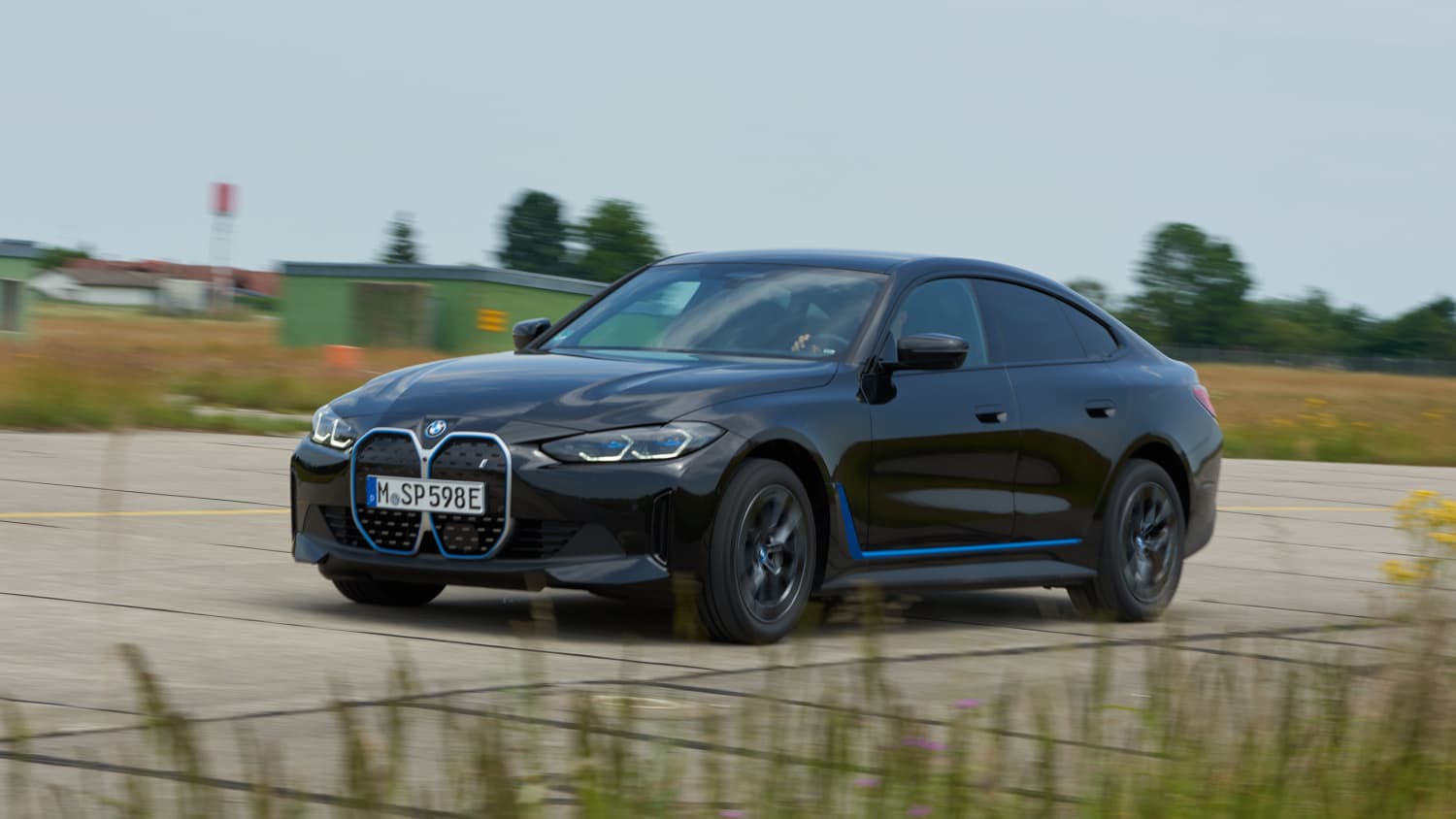 BMW i4 fahrend von schräg vorne
