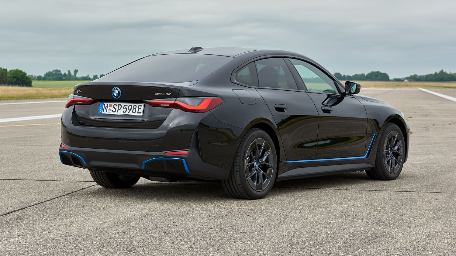 BMW i4 stehend von schräg hinten